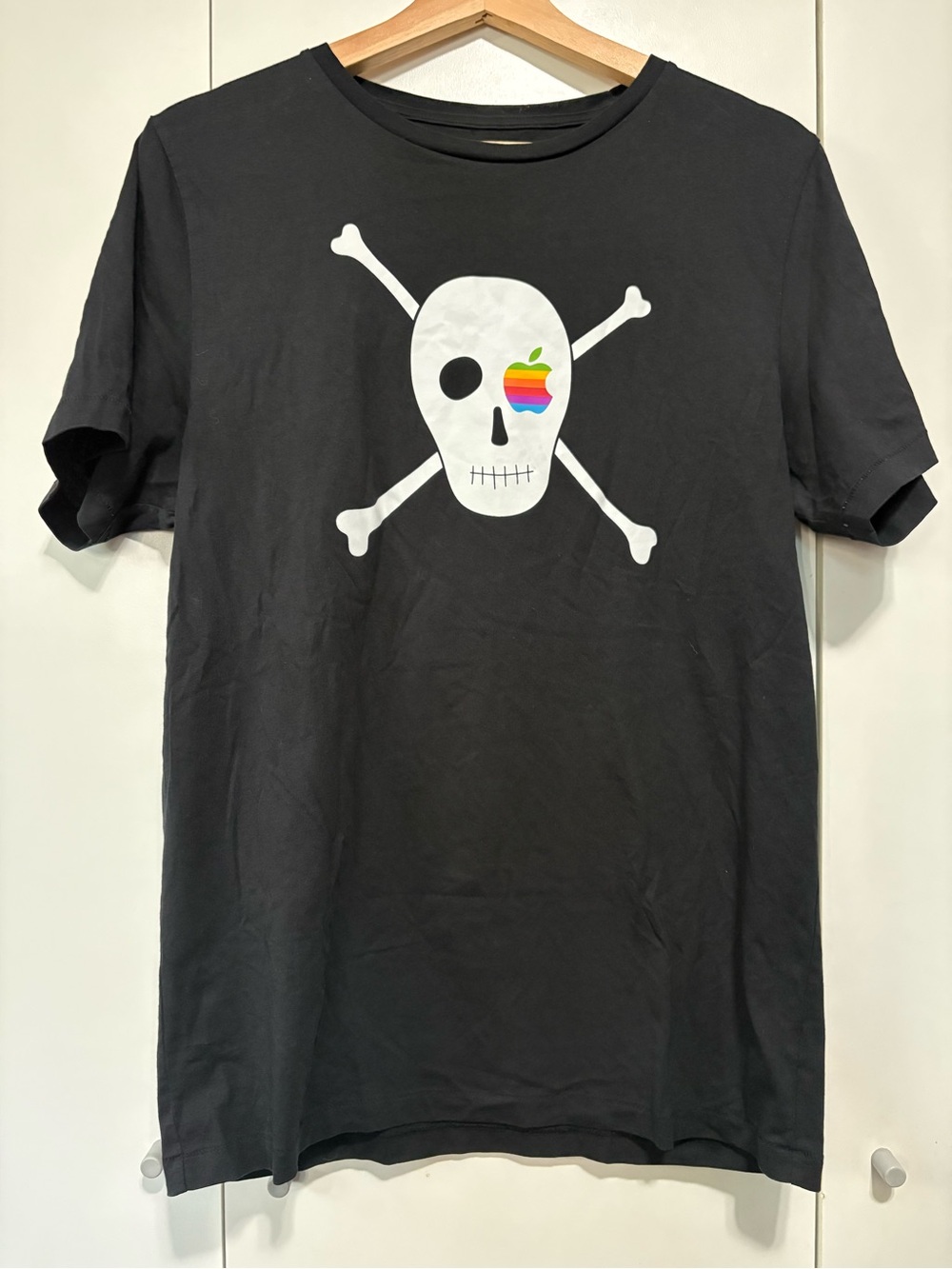 RARE AUTHENTIC Apple Black Short-Sleeve Tee with White Skull and Rainbow Apple